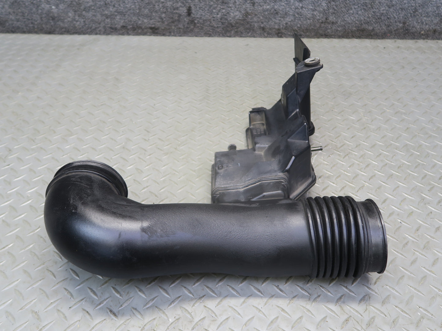 04-06 Lexus UCF30L LS430 Air Intake Cleaner Pipe Hose Resonator 17875-50290 OEM
