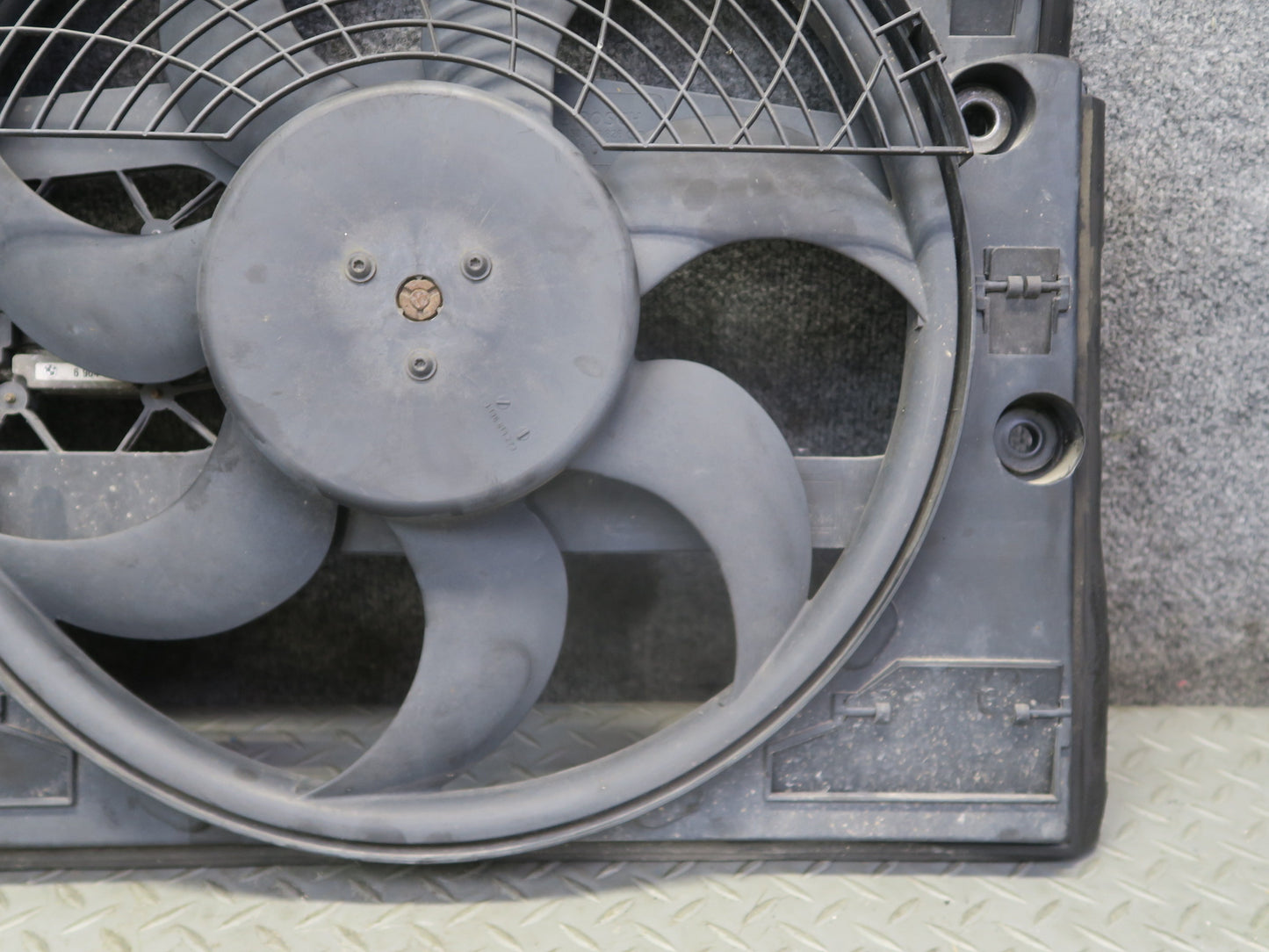 01-06 BMW E46 330i 330ci M54 A/T Engine Cooling Fan Motor Shroud 6905076 OEM