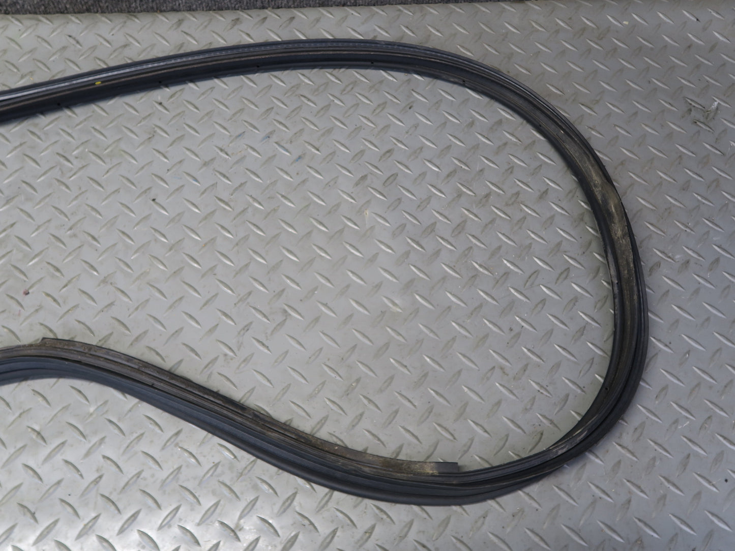 01-06 Lexus UCF30L LS430 Rear Trunk Lid Weatherstrip Rubber Seal OEM