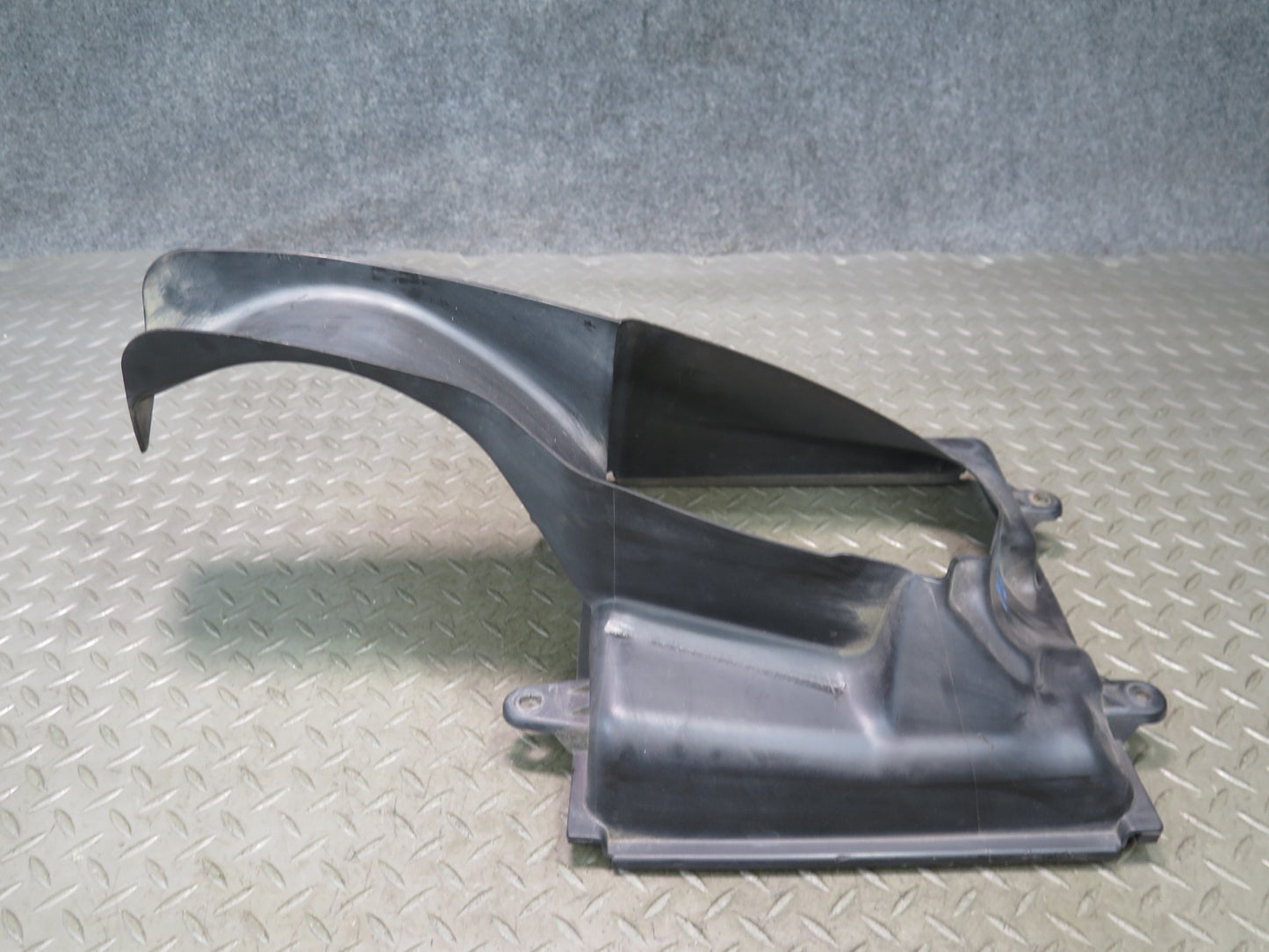 2014-2017 Maserati Ghibli M157 Front Right Intercooler Duct Shroud 670004139