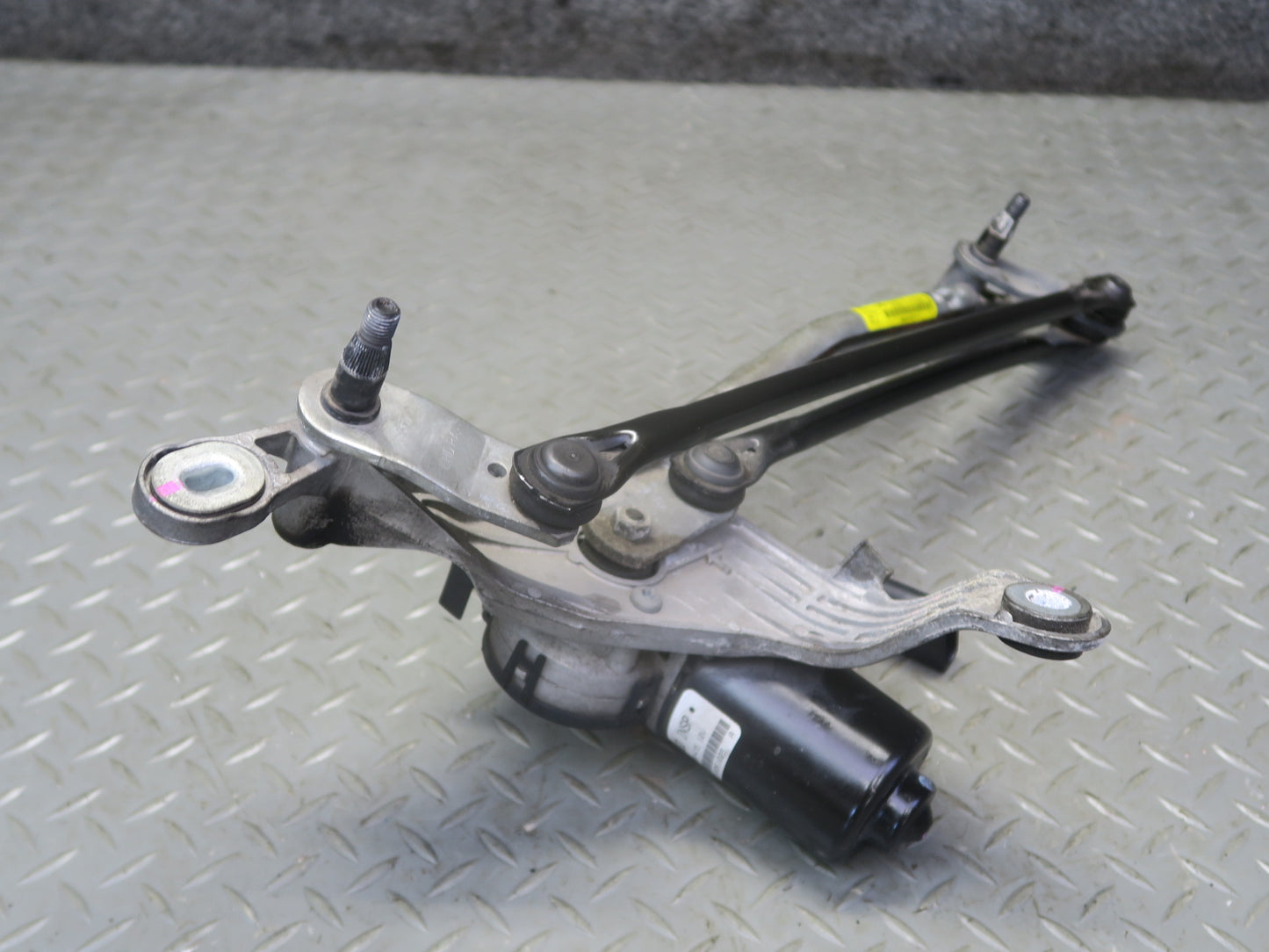 2014-2020 Maserati Ghibli M157 Front Windshield Wiper Linkage W/ Motor