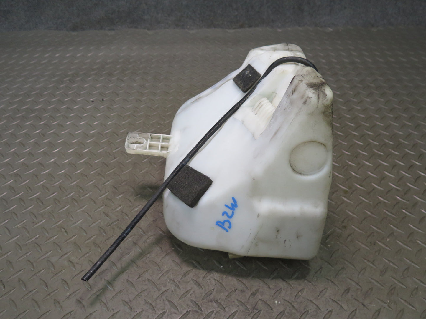 96-98 BMW E36/7 Z3 Windshied Washer Fluid Reservoir Tank w Pump OEM