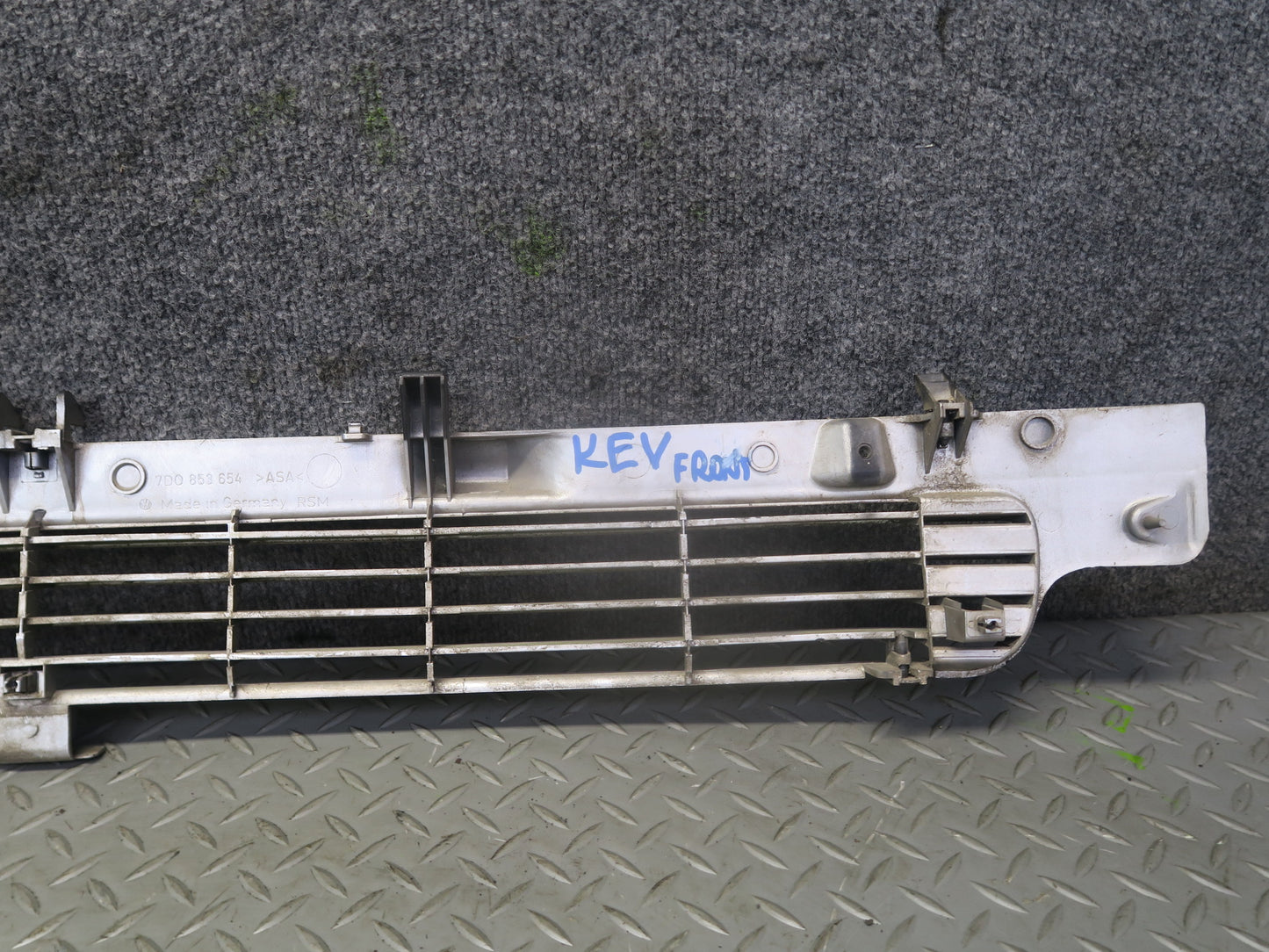 99-03 VW Eurovan T4 Front Radiator Center Lower Grille Silver 7D0853654 OEM