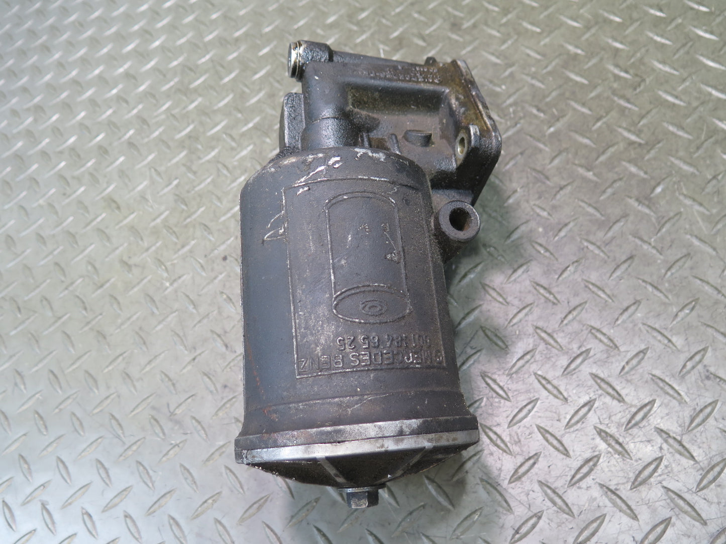 86-91 Mercedes W126 C126 M117 Engine Oil Filter Housing 0011846525 OEM
