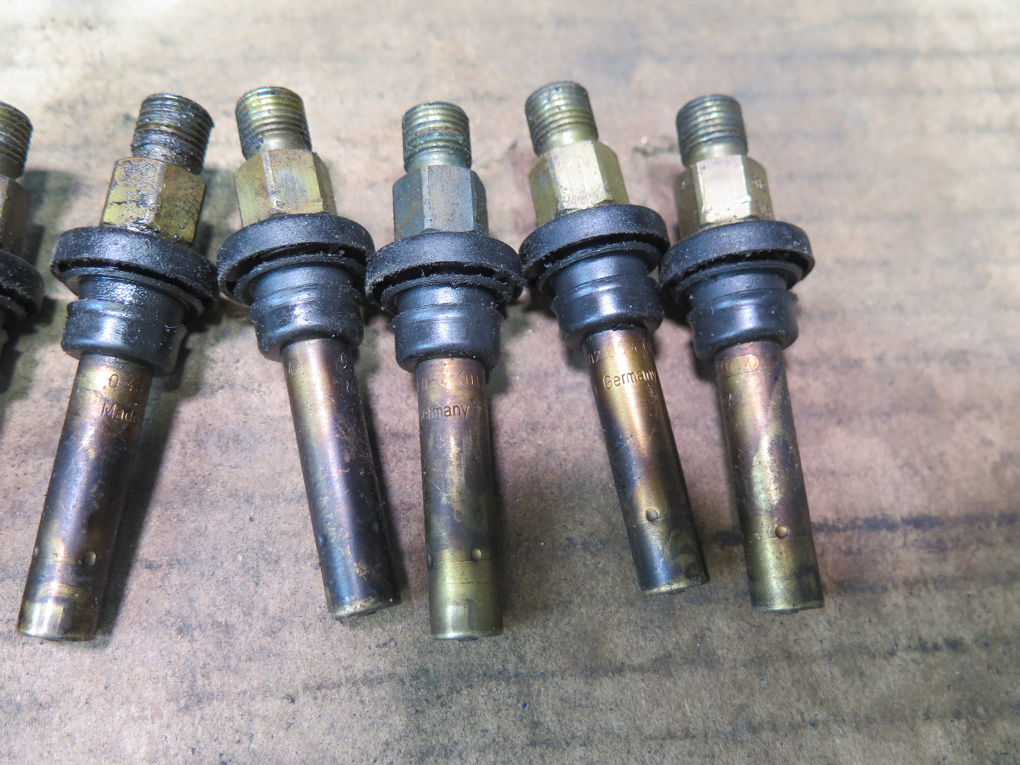 86-91 Mercedes W126 560SEL Set of 8 Engine Fuel Injector w Mounting OEM