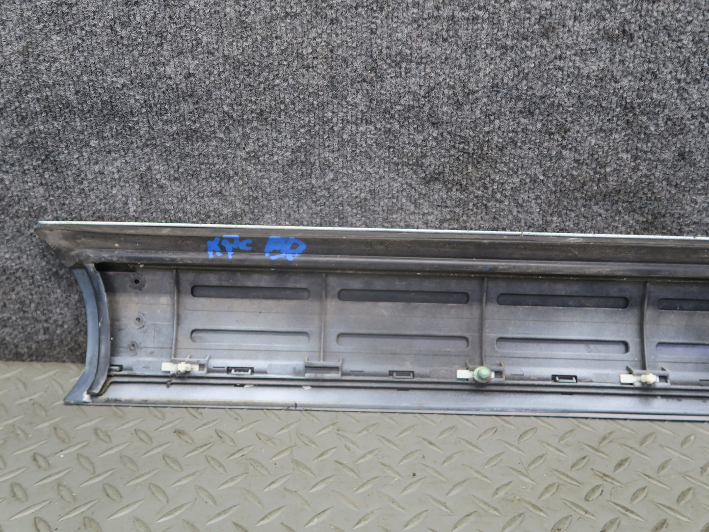 2008-2010 Porsche Cayenne 957 Front Right Door Lower Trim Molding 7L5839788
