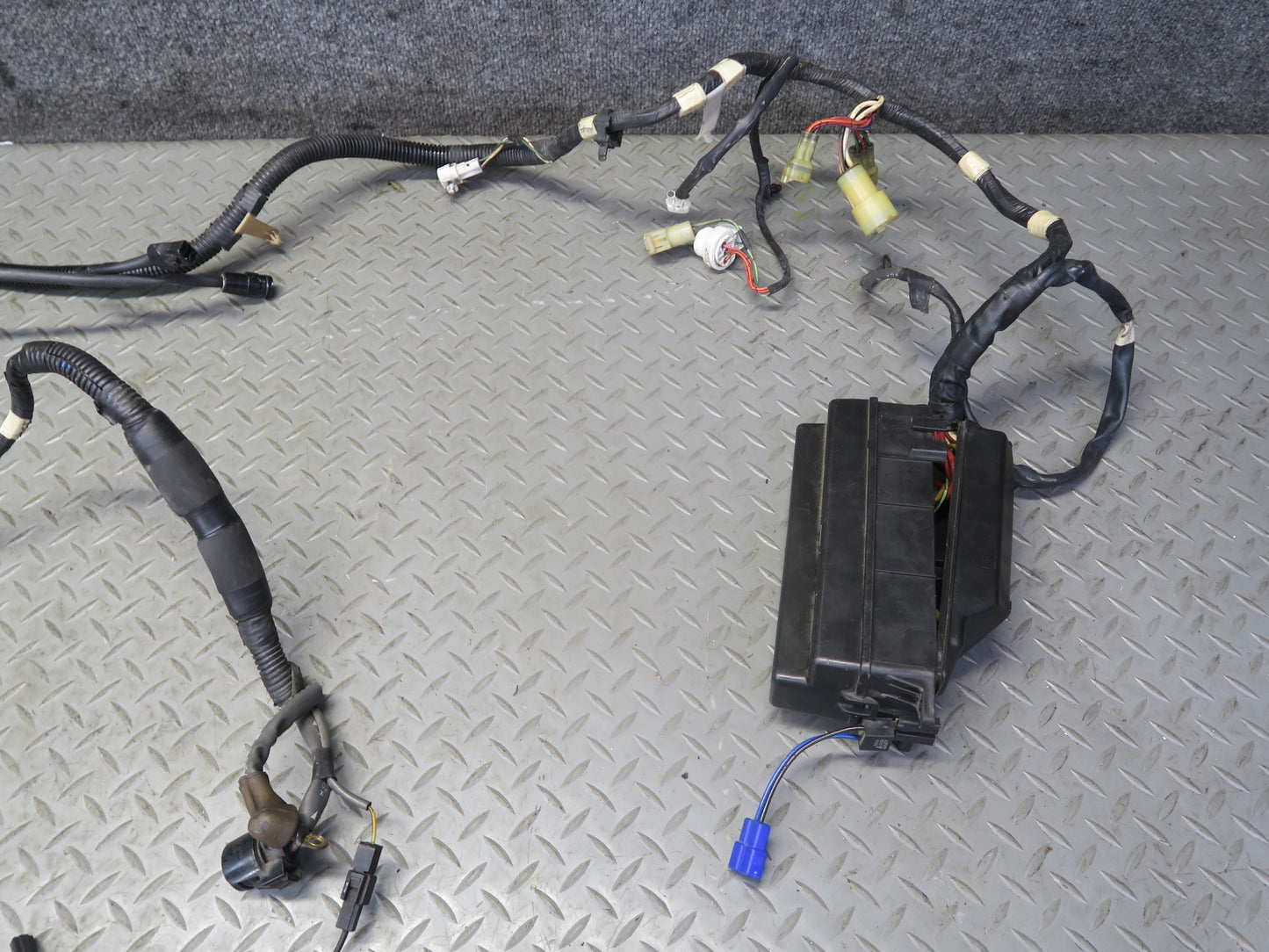 85-86 Toyota Cressida MX73 Sedan Underhood Wire Harness & Fuse Junction Box OEM