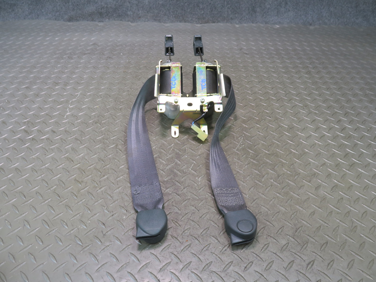 84-86 TOYOTA CRESSIDA MX73 FRONT LEFT RIGHT SEATBELT RETRACTORS & SEATBELT BUCKLE SET OEM