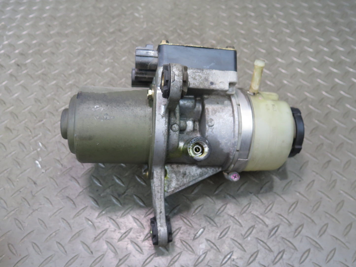 00-05 Toyota MR2 Spyder ZZW30L Power Steering Pump 89657-17010 OEM