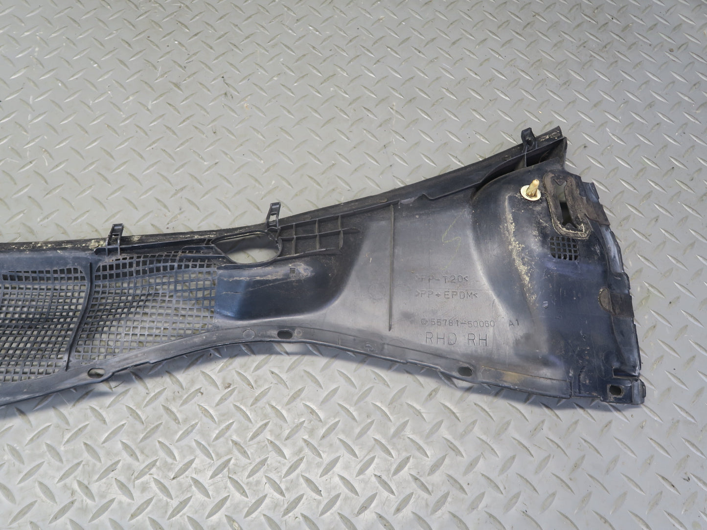 95-00 Toyota Celsior UCF20 RHD Windshield Wiper Cowl Vent Trim Panel Set OEM