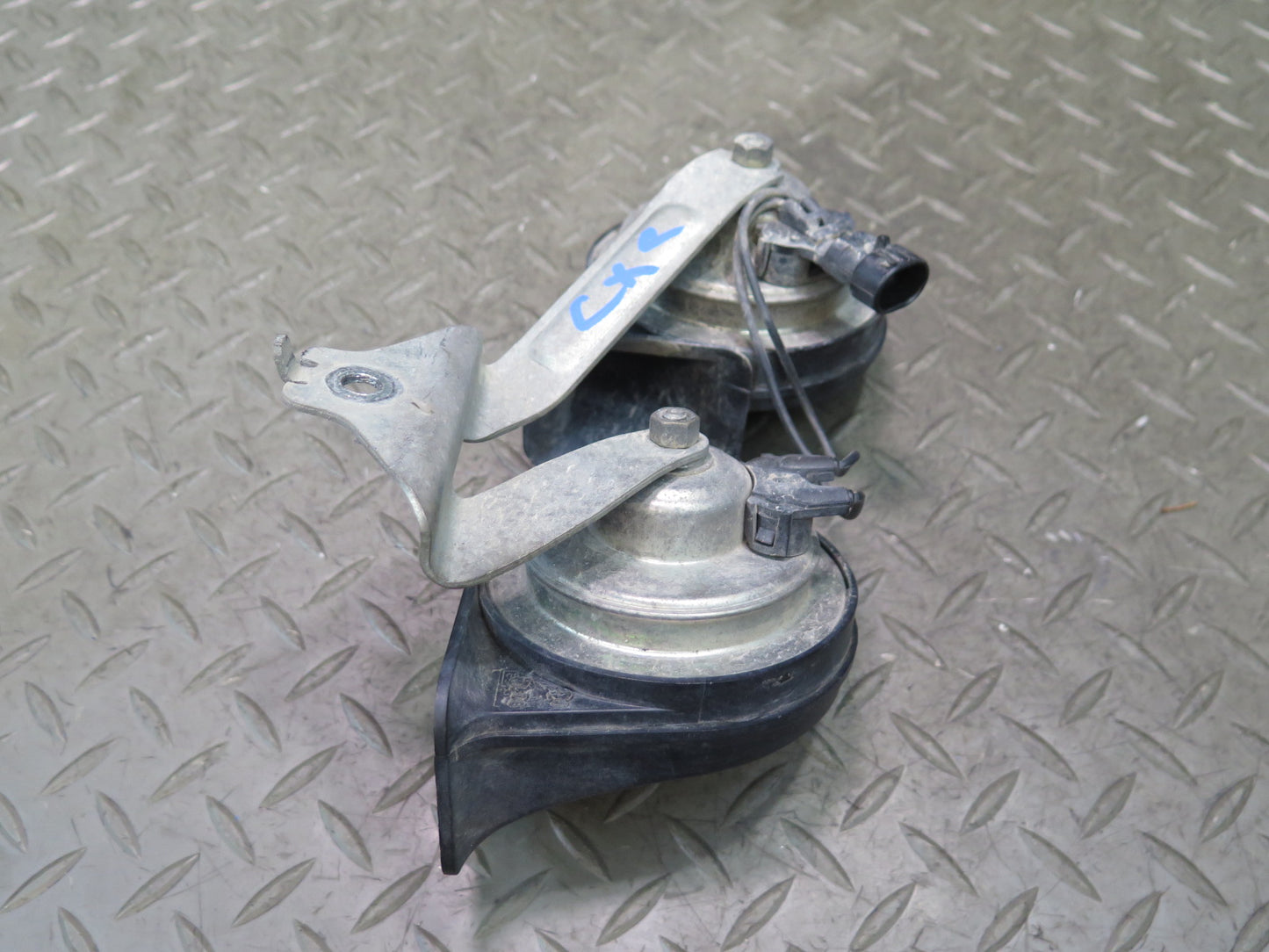 97-04 Chevrolet Corvette C5 Set of 2 High & Low Tone Note Pitch Horn Signal OEM