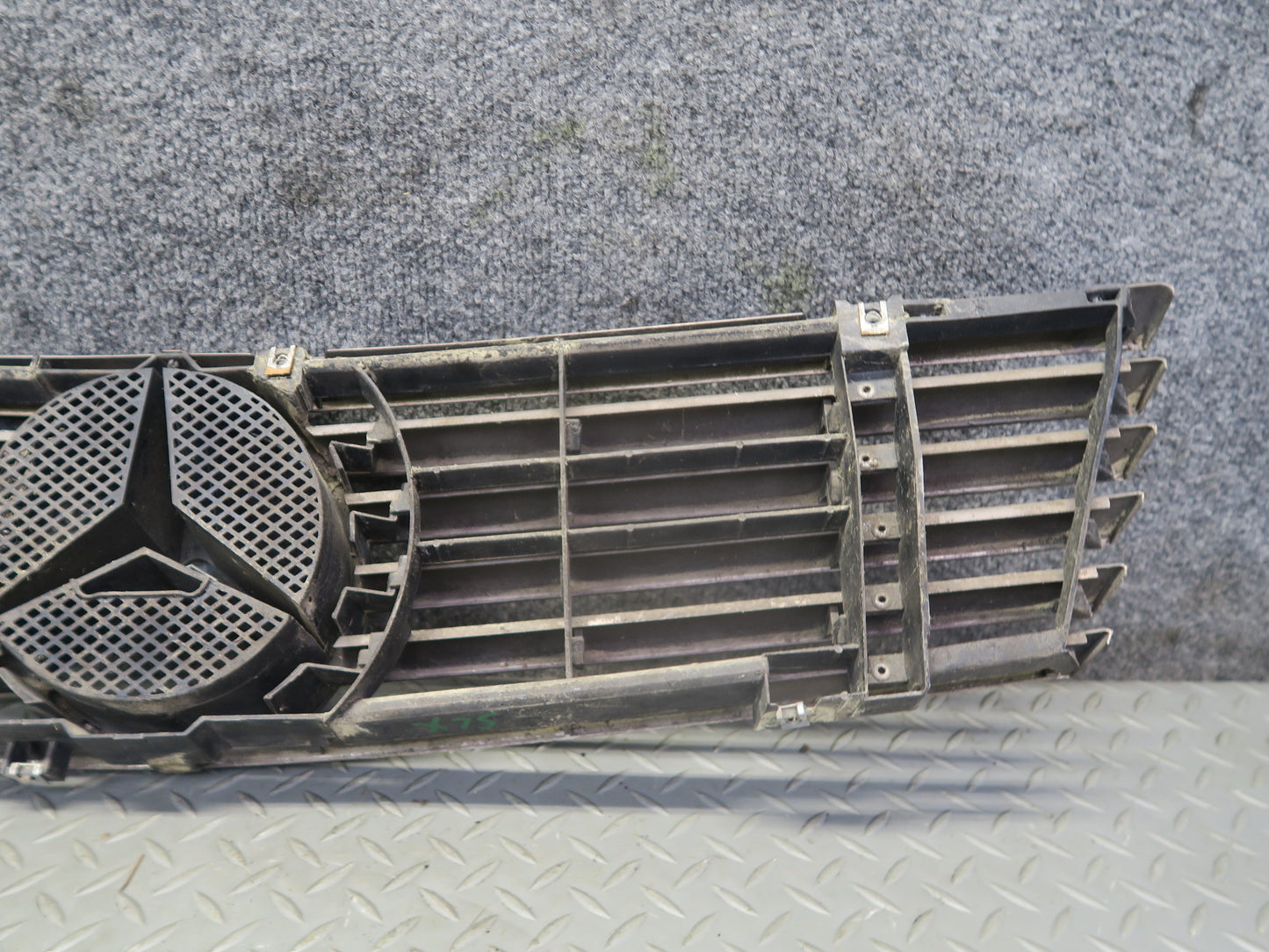 94-02 Mercedes R129 Sl-class Front Hood Grille w Emblem OEM