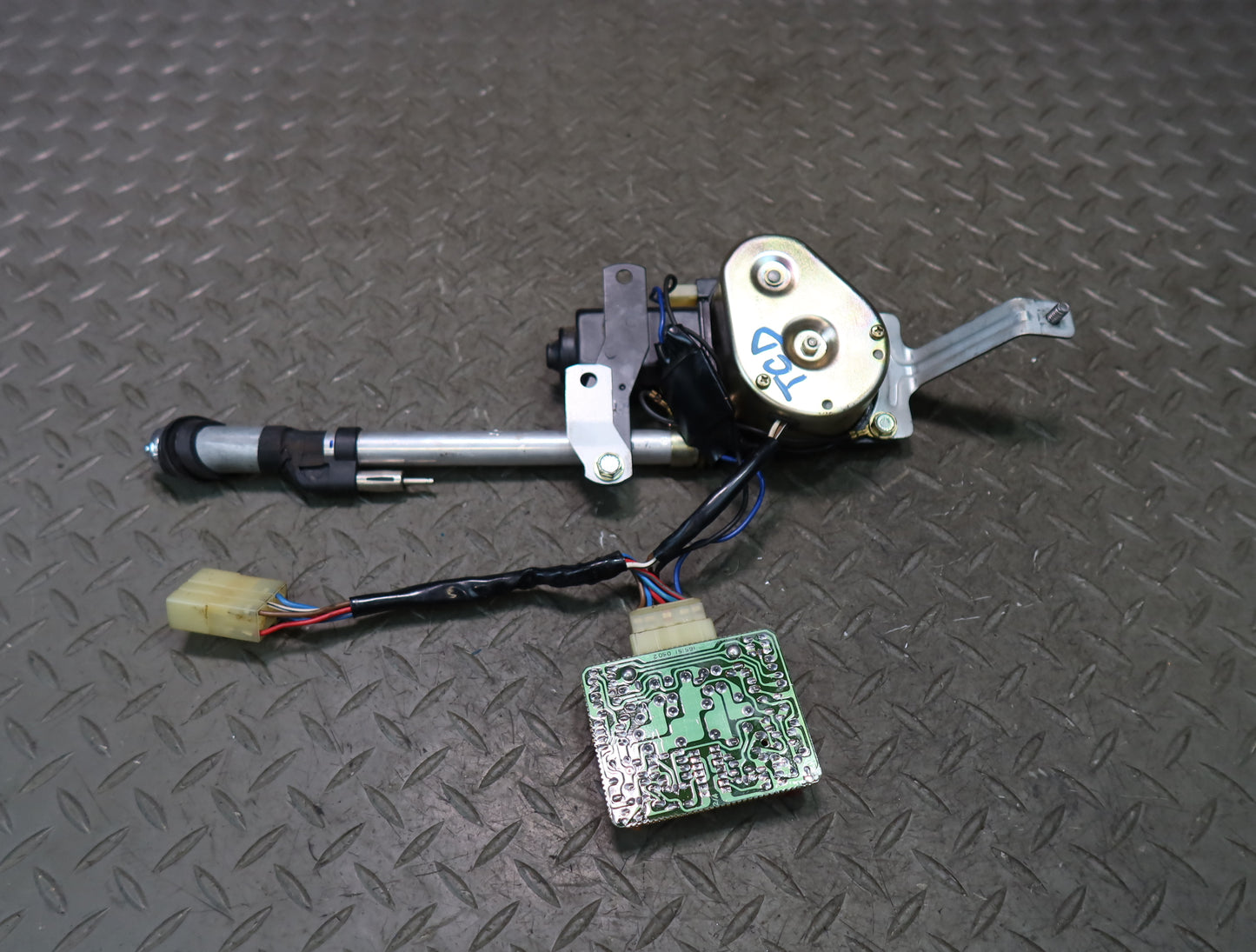 84-88 Toyota Cressida MX73 Sedan Radio Power Antenna w Motor Assembly OEM