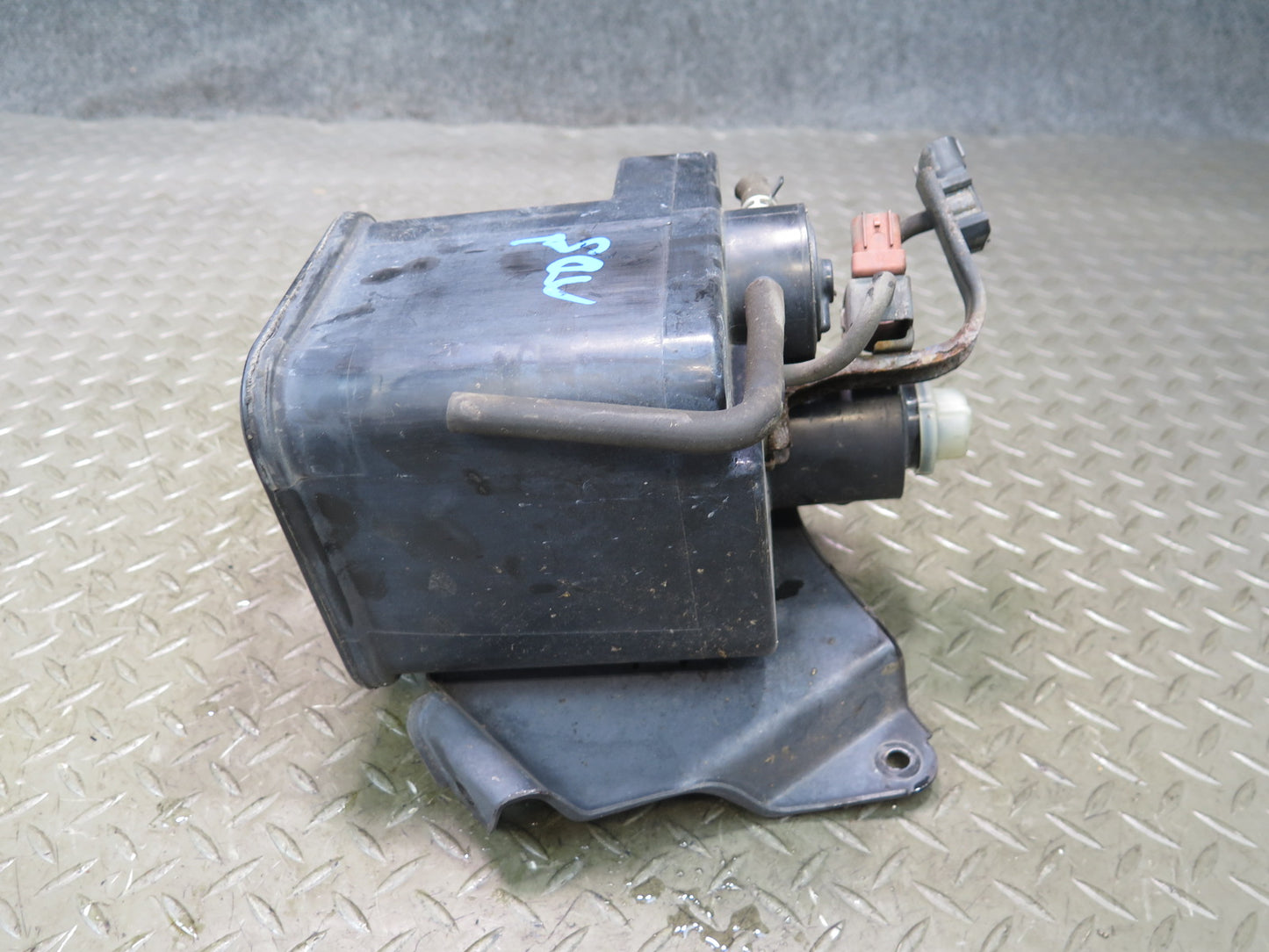 98-00 Lexus UZZ30L SC400 SC300 Fuel Vapor Charcoal Canister w Sensor OEM