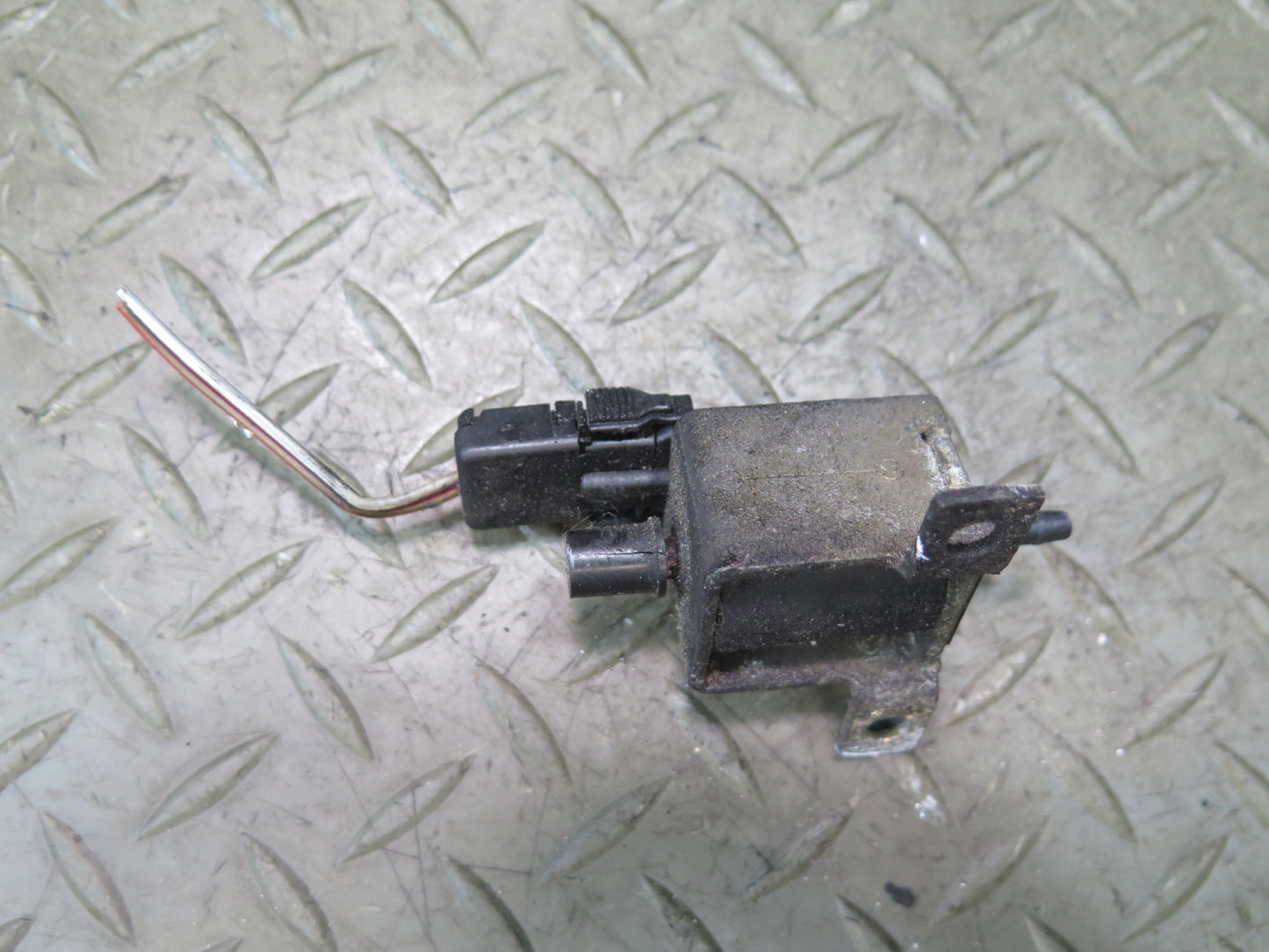 94-99 Mercedes W140 S500 Set of 2 Air Vacuum Valve OEM