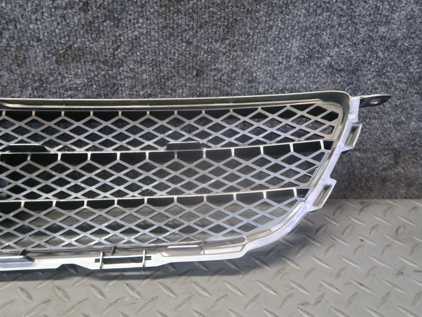 02-05 Lexus JCE10L IS300 Sedan Front Grille w Emblem 53101-53070 OEM