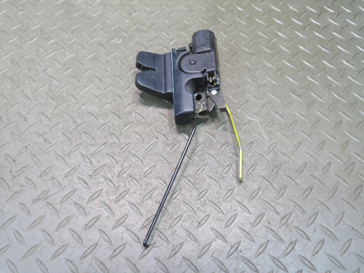 01-05 Lexus JCE10L IS300 Rear Trunk Lid Lock Latch Actuator OEM