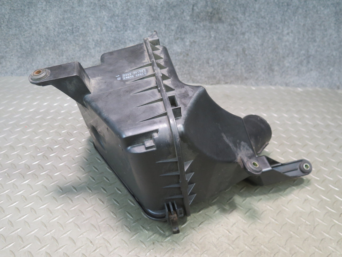 01-05 Lexus JCE10L IS300 Air Intake Cleaner Filter Box w MAF Sensor OEM