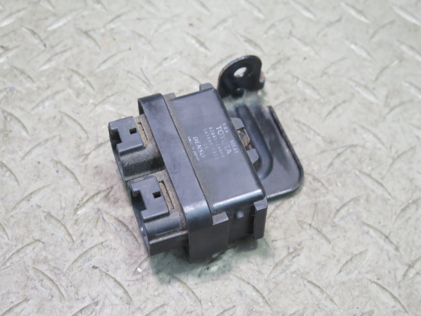 01-05 Lexus JCE10L IS300 Daytime Running Light Relay 82840-53010 OEM
