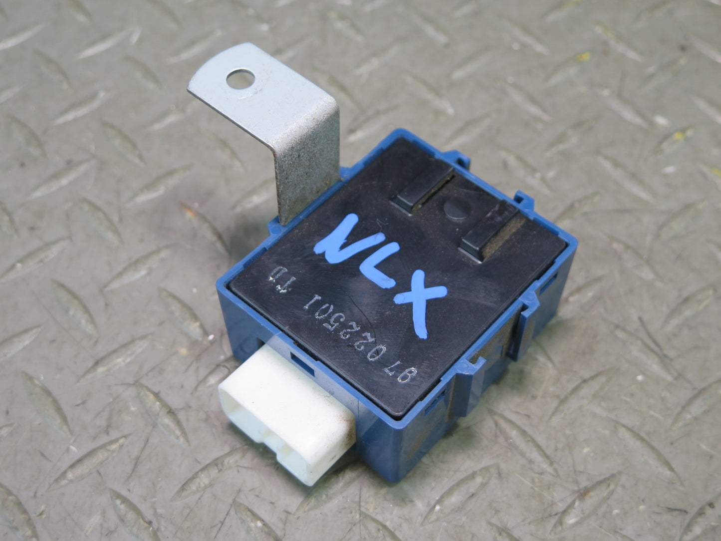1996-1997 Lexus FZJ80L LX450 Seat Belt Warning Relay Module 85991-16050