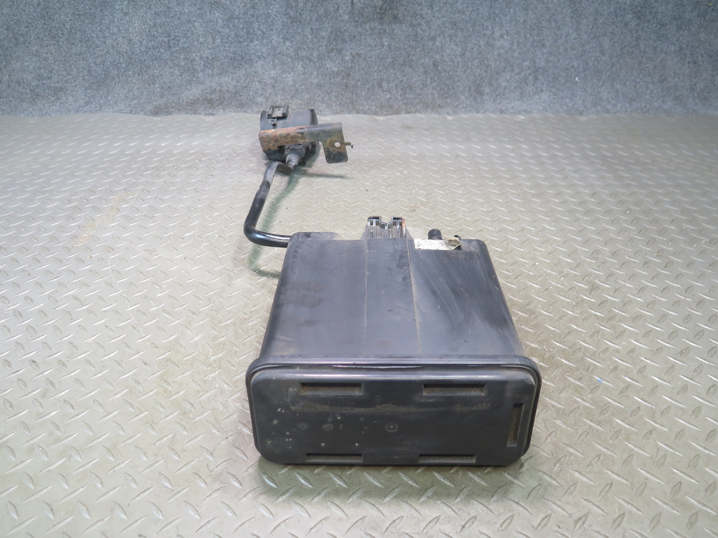 2003-2007 Hummer H2 Fuel Evap Vapor Charcoal Canister 12573649