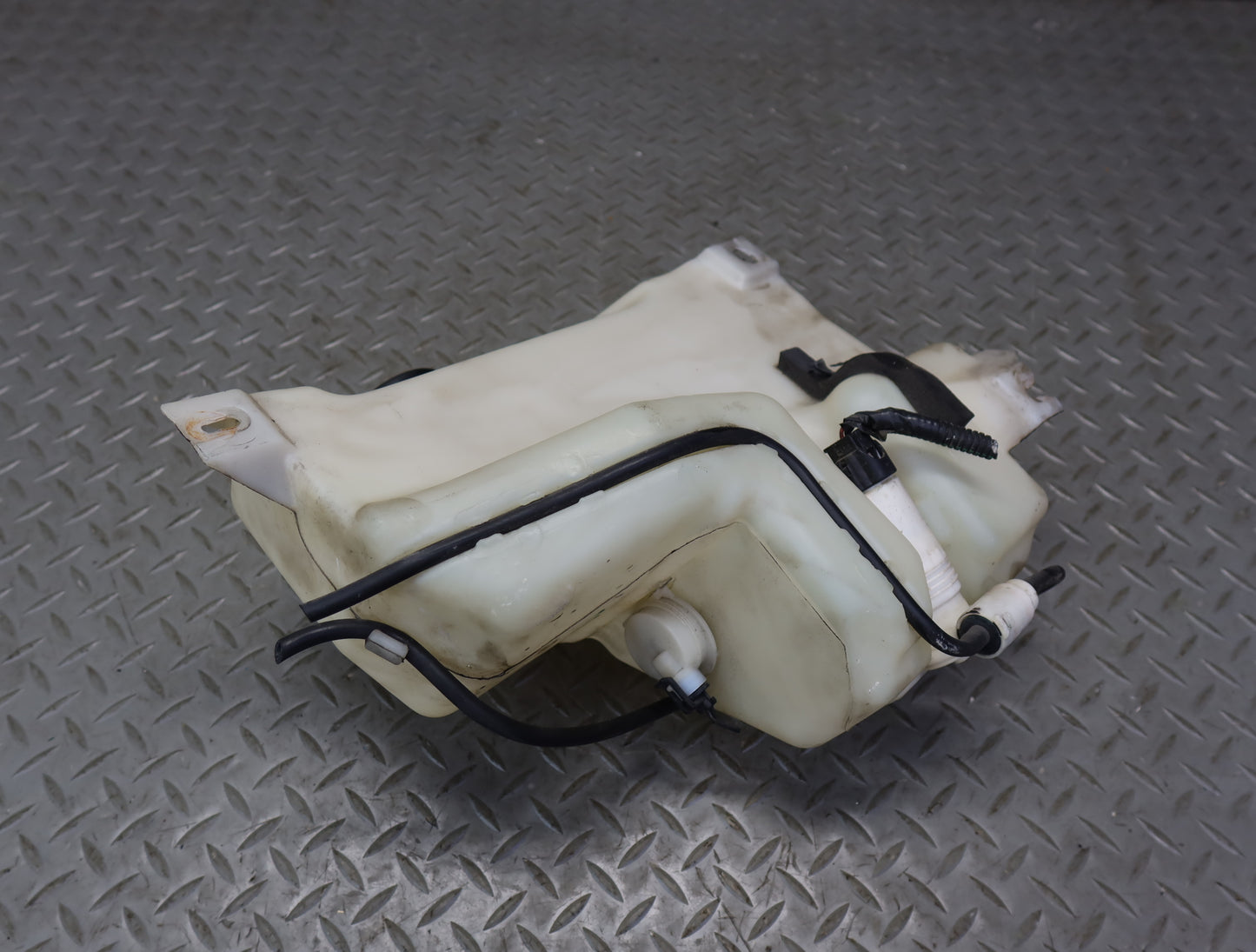 2003-2007 Hummer H2 Windshield Wiper Washer Fluid Reservoir Tank w Pump