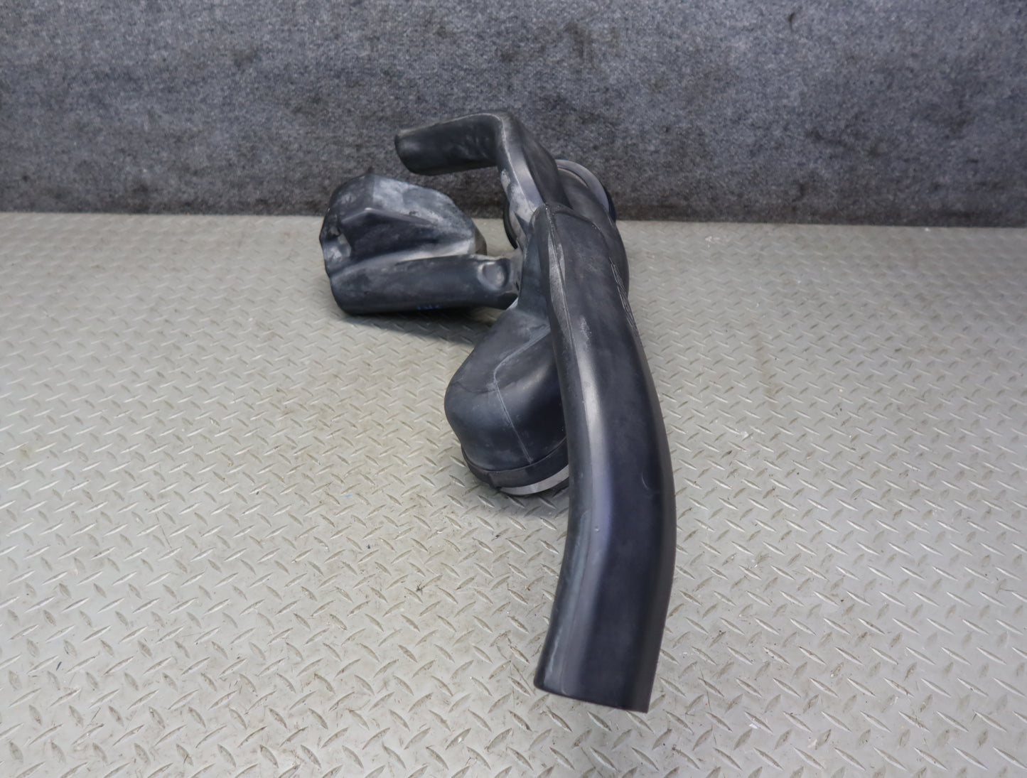 2003-2007 Hummer H2 Air Intake Cleaner Filter Box Resonator Pipe 15059739