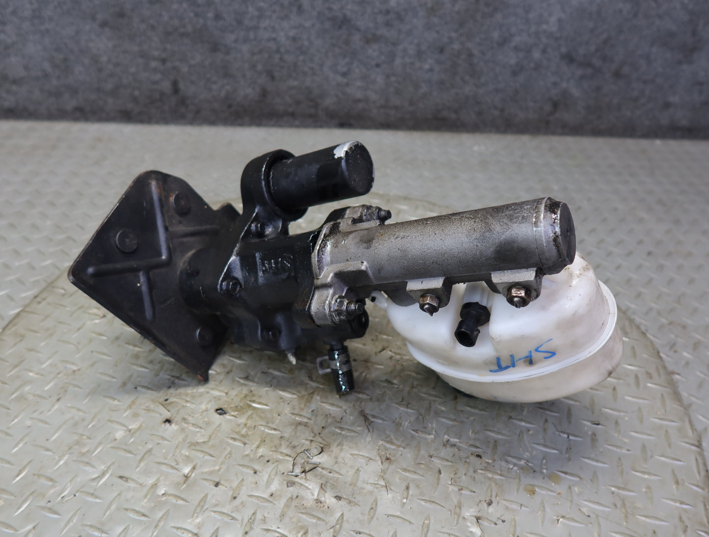 2003-2007 Hummer H2 Brake Master Cylinder Booster Fluid Reservoir