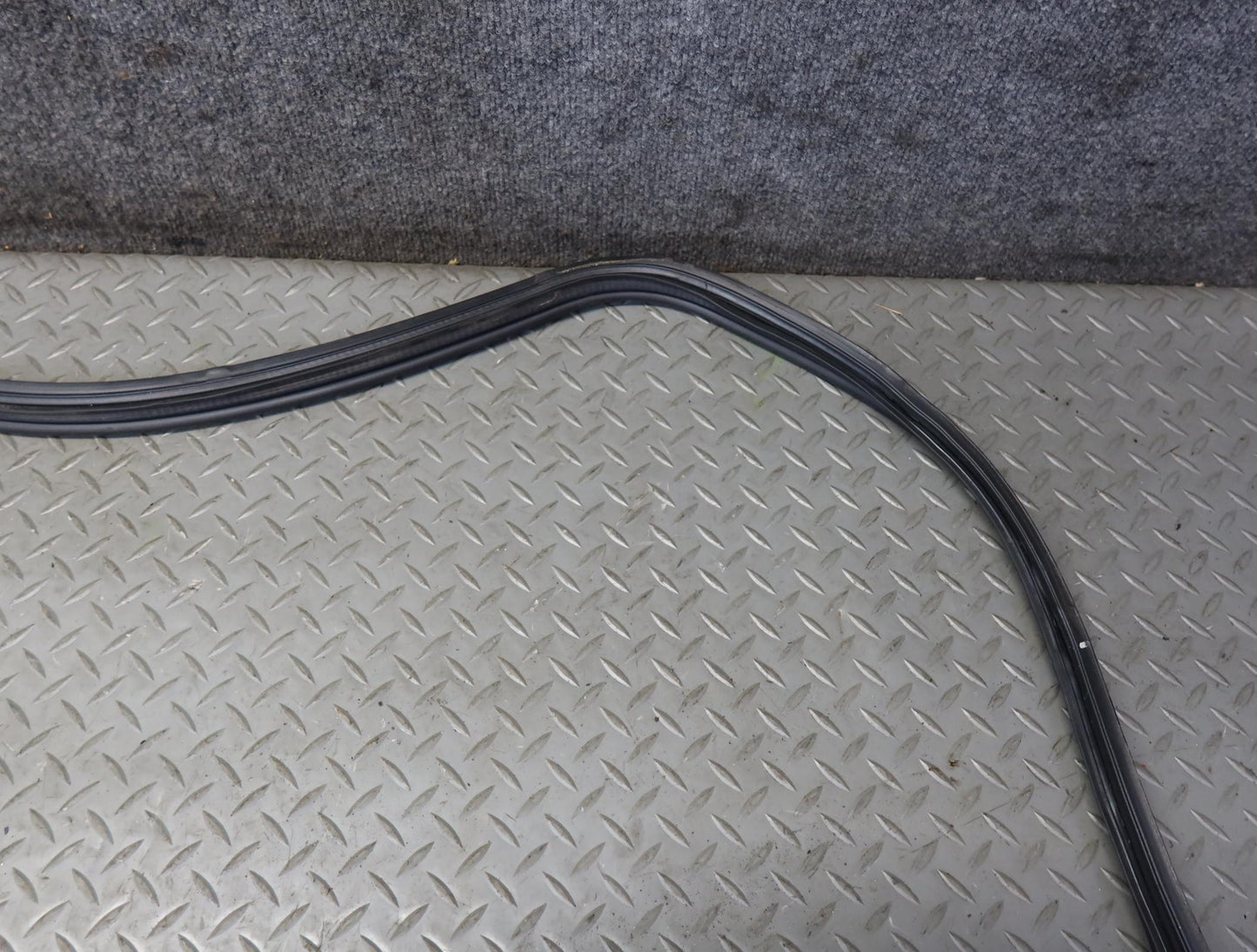 99-01 Toyota Crown JZS175 Rear Trunk Lid Weatherstrip Rubber Seal OEM