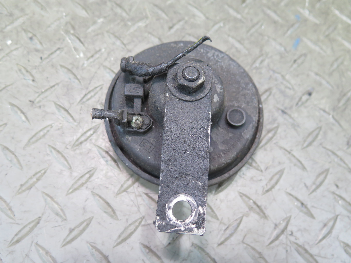 73-89 Mercedes R107 Sl-class Set of 2 High & Low Tone Note Horn Pitch Signal OEM
