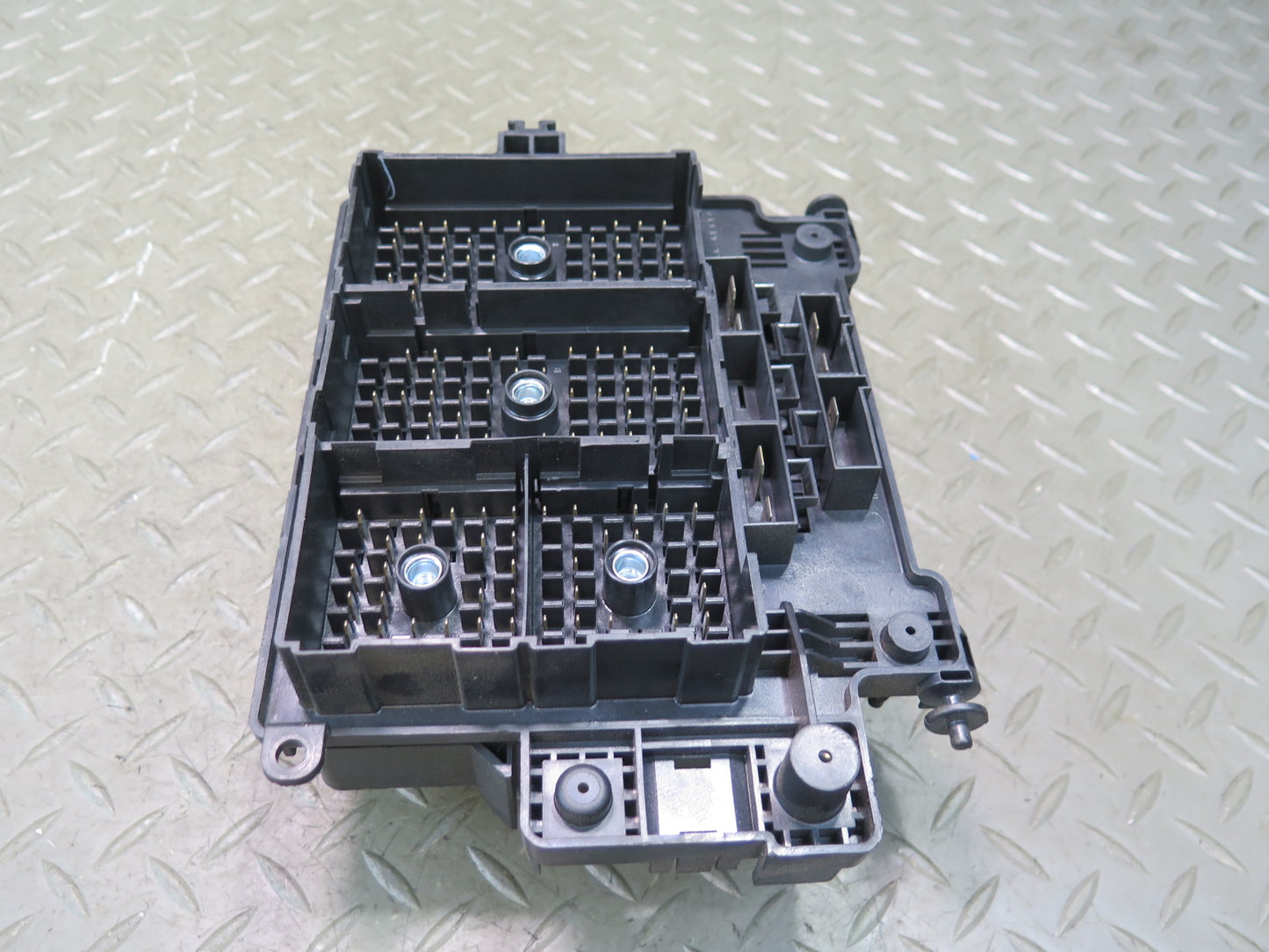 2005-2007 Hummer H2 Engine Bay Junction Fuse Relay Box 15115617
