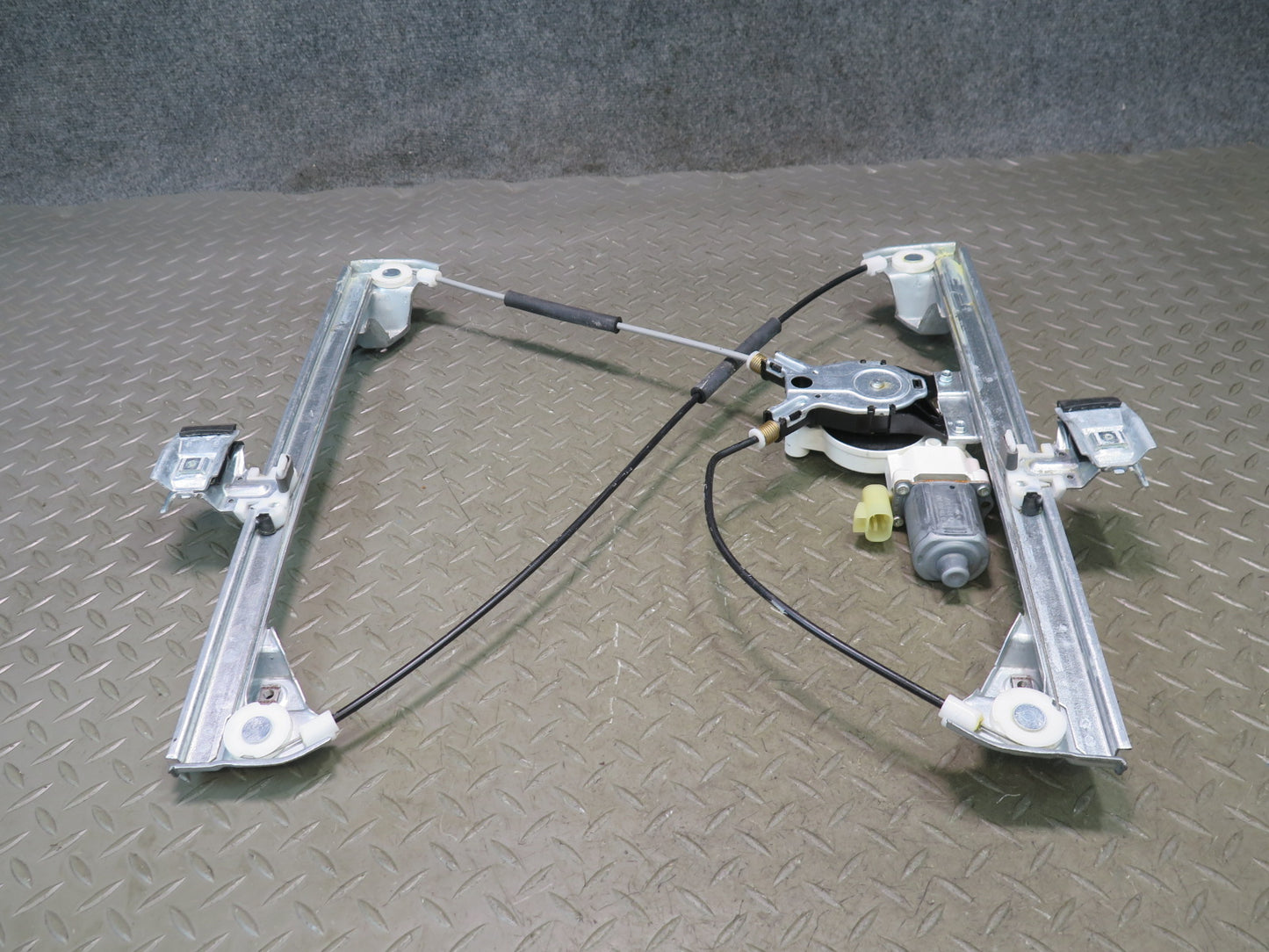 2003-2009 Hummer H2 Front Right Door Window Regulator w Motor