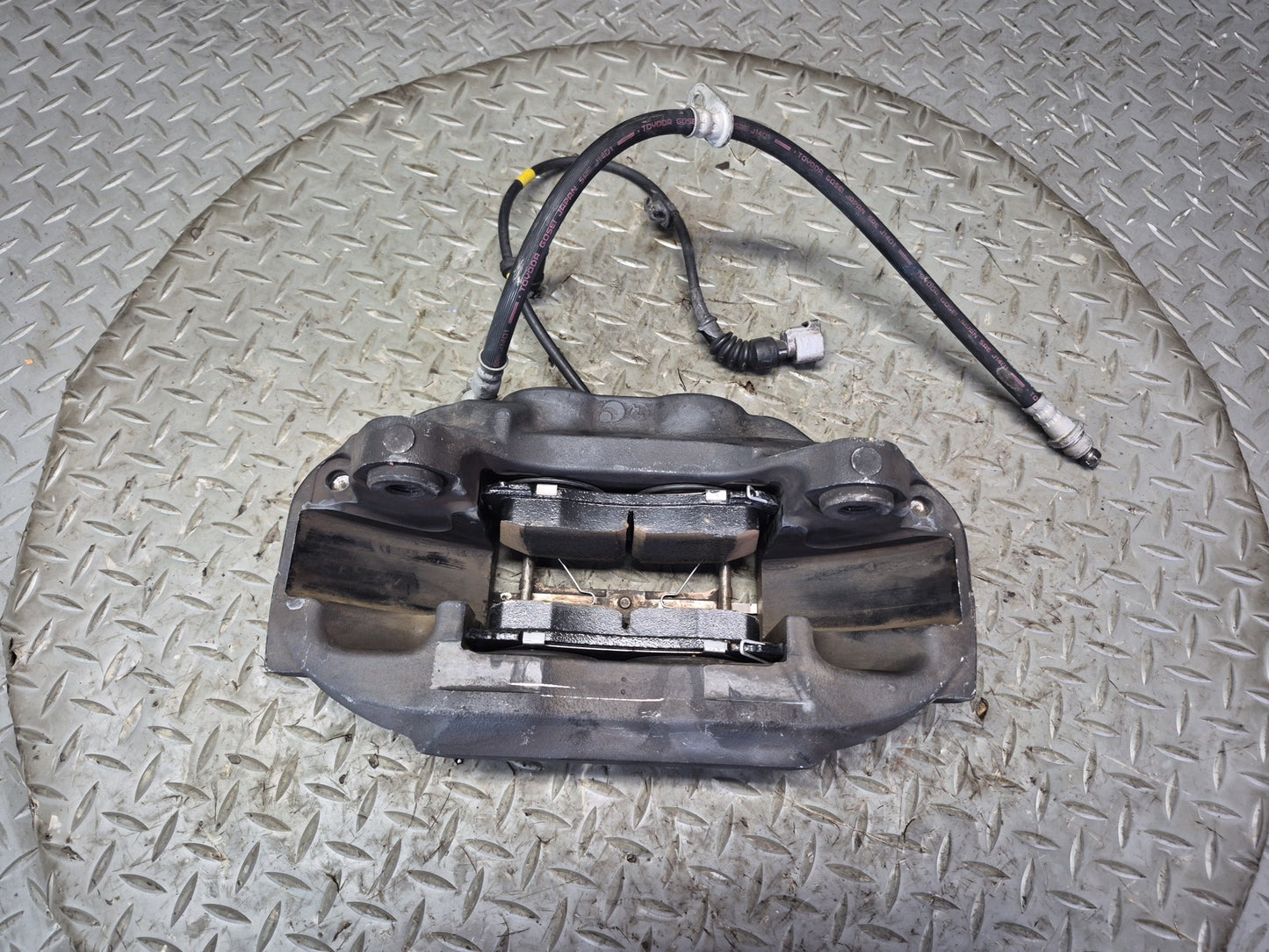07-17 Lexus UVF46L LS600h LS460 AWD Front Left & Right Brake Caliper Set OEM