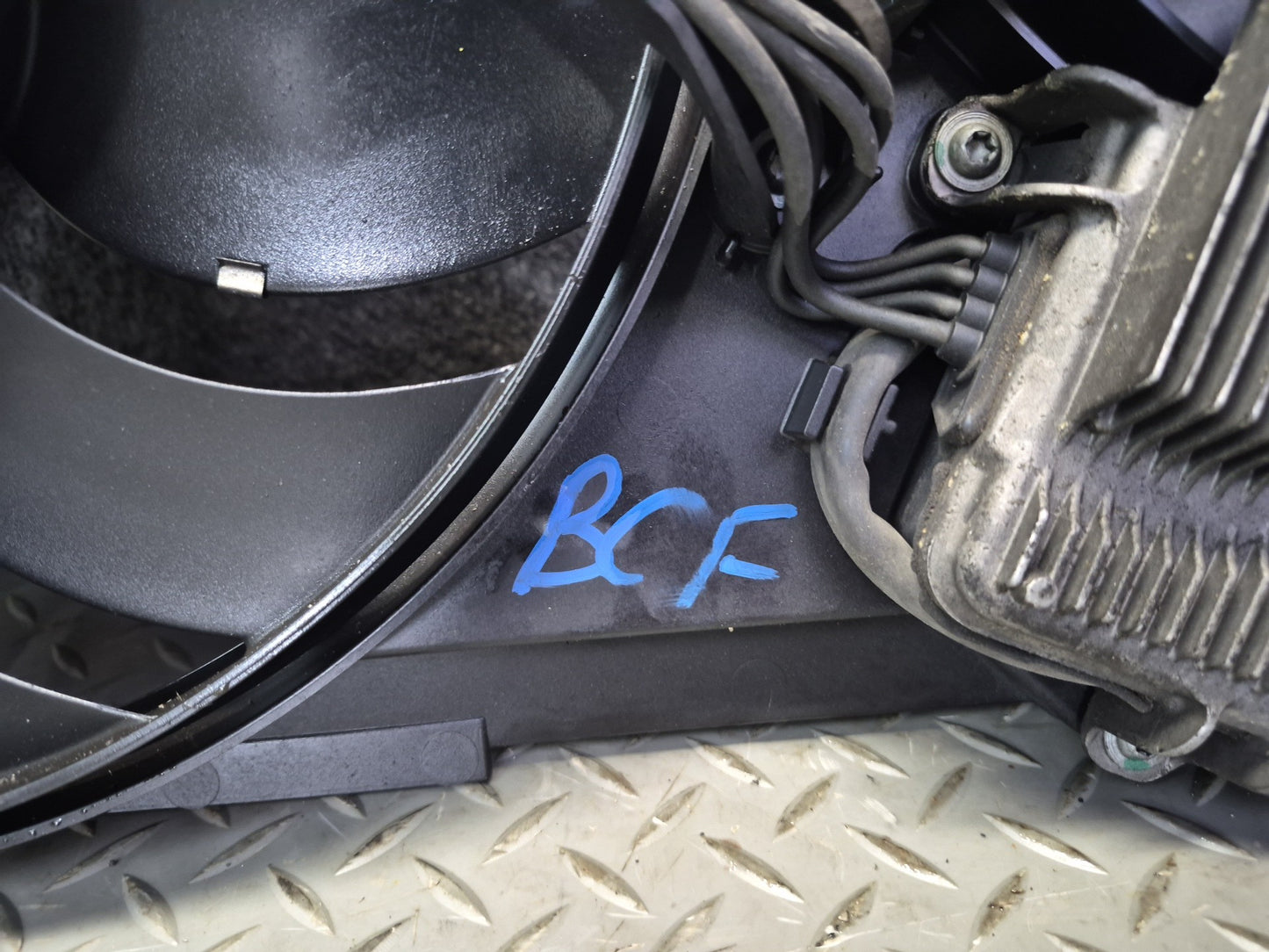 2005 Bentley Continental GT Engine Cooling Radiator Fan Motor Shroud Assy 49K