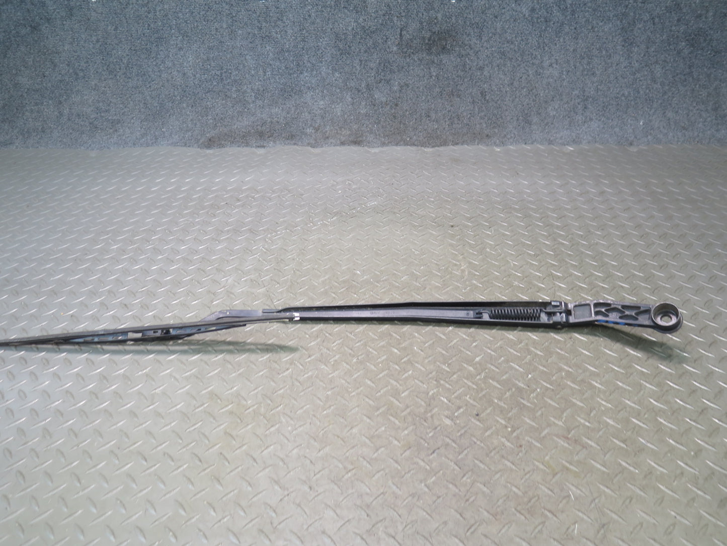 01-06 Lexus UCF30L LS430 Set of 2 Front Left & Right Wiper Arm OEM