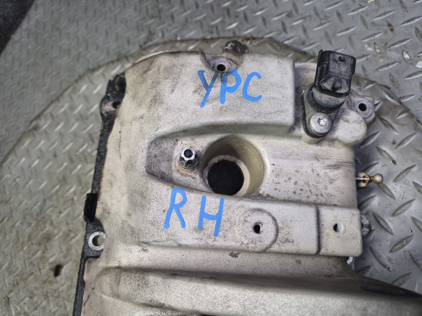 2011-2018 Porsche Cayenne 958 4.8L Engine Right Cylinder Head Valve Cover OEM