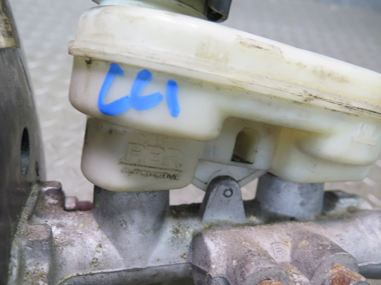 1996 Chevrolet Corvette C4 A/T Brake Master Cylinder Booster Fluid Reservoir OEM