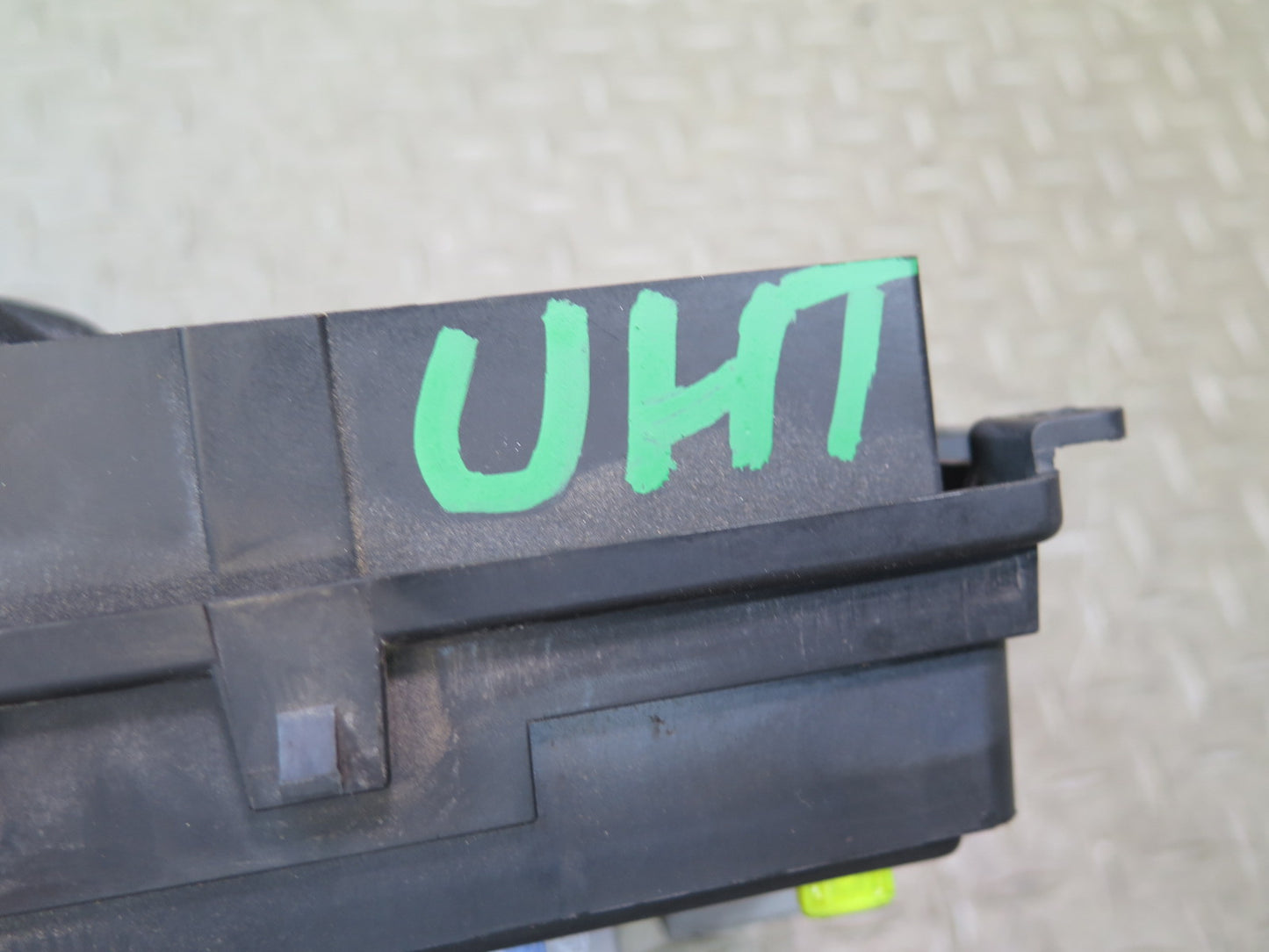 2003-2007 Hummer H2 Engine Bay Junction Fuse Relay Box 15201930