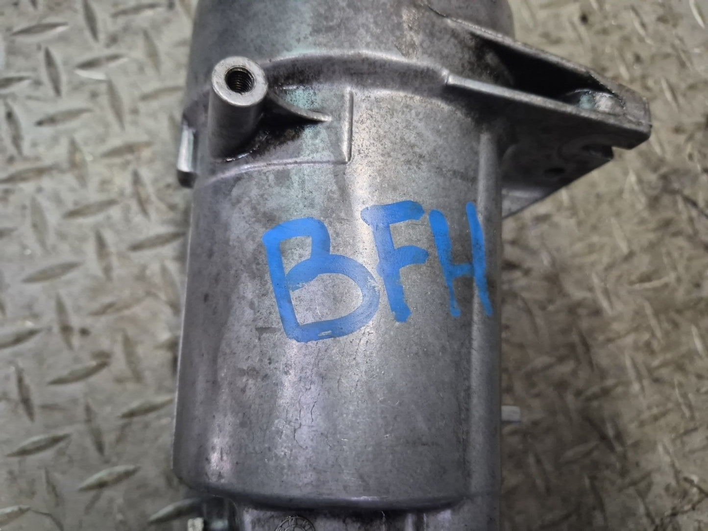 97-99 BMW E39 540i Engine Motor Oil Filter Housing 1437582 OEM