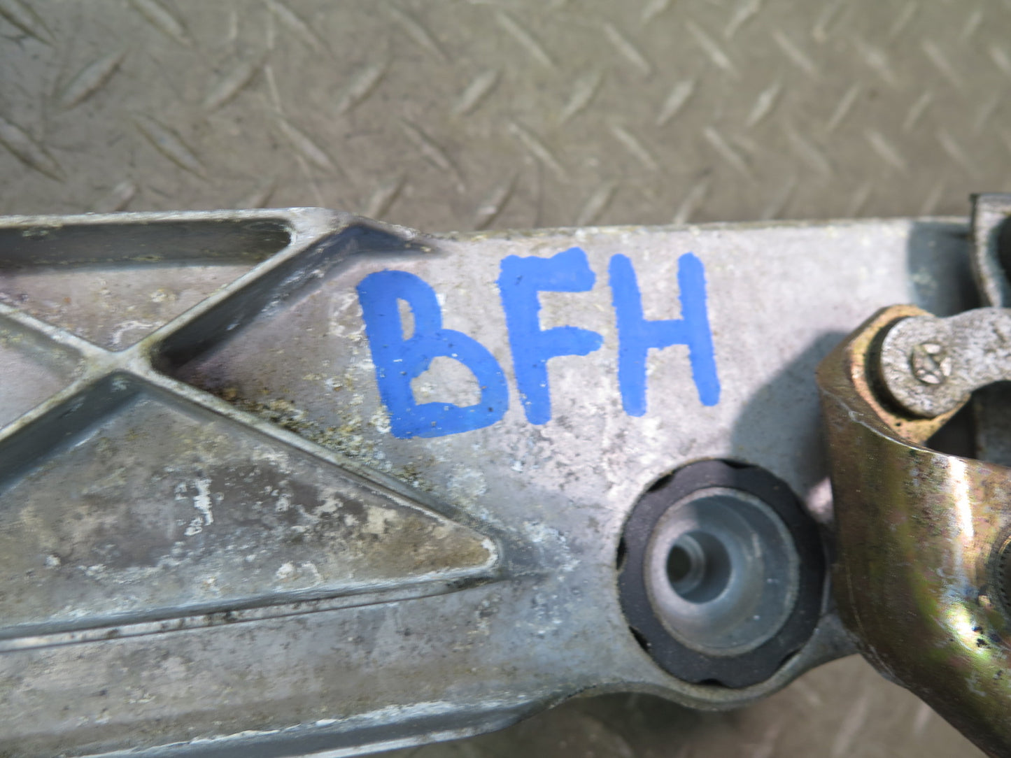 97-03 BMW E39 540i Windshield Wiper Transmission Linkage w Motor OEM