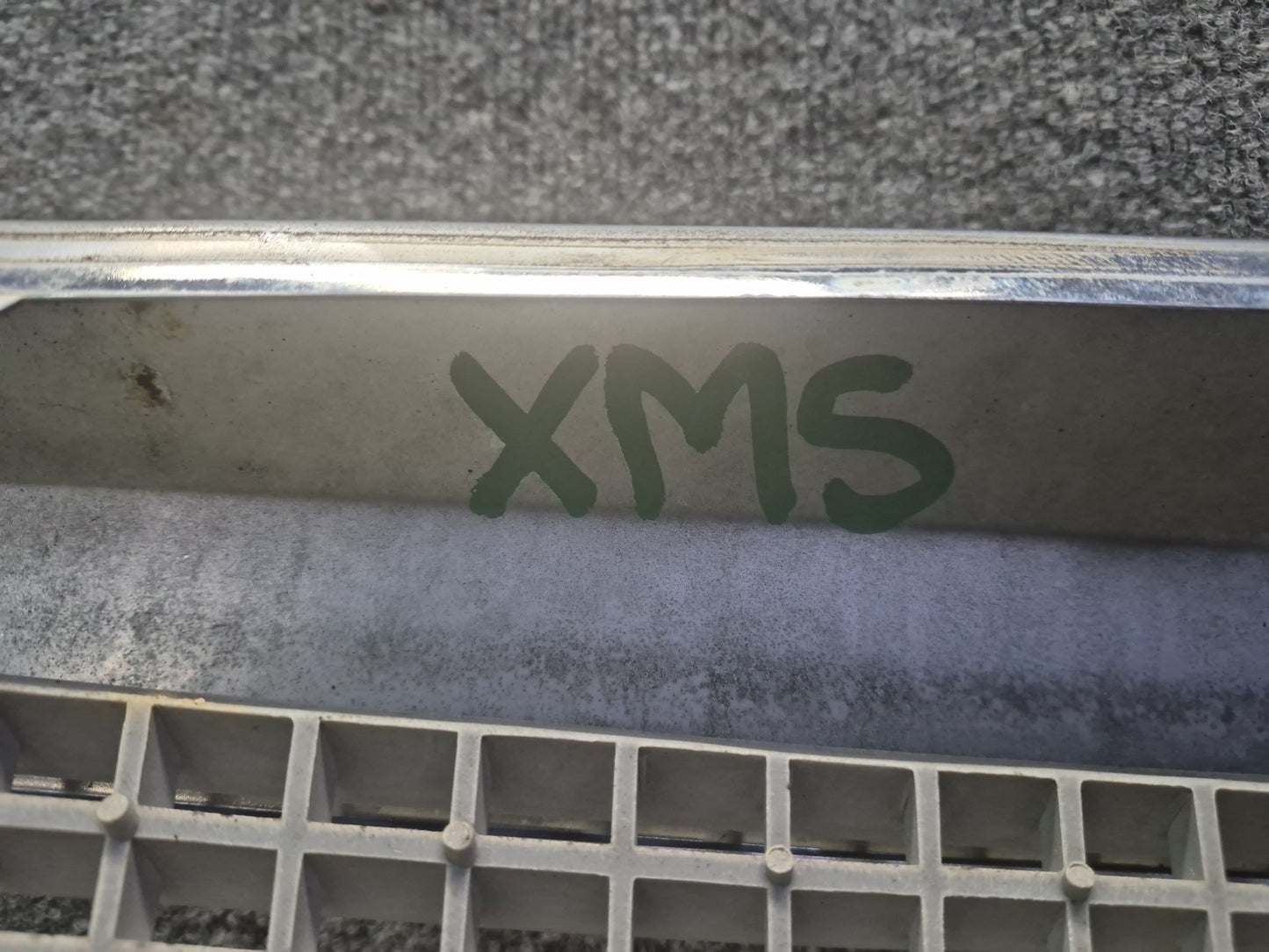86-91 Mercedes W126 560SEL Front Hood Upper Chrome Grille Damaged