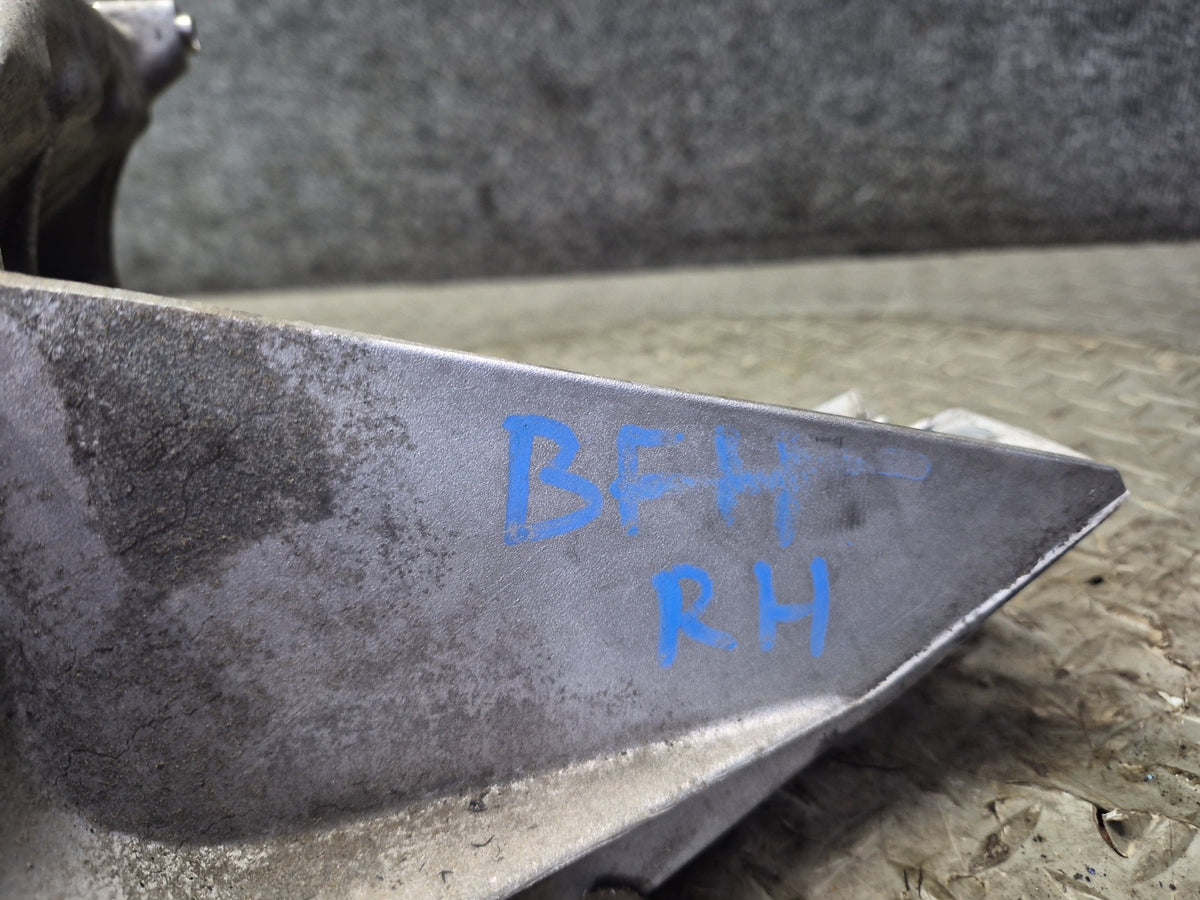 97-03 BMW E39 540i M62 Set of 2 Left & Right Engine Mount Bracket OEM