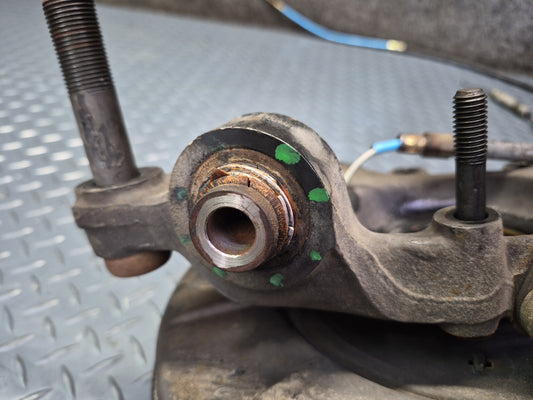 1994-1997 BMW E31 840Ci RWD Rear Right Knuckle Wheel Hub Bearing Damaged