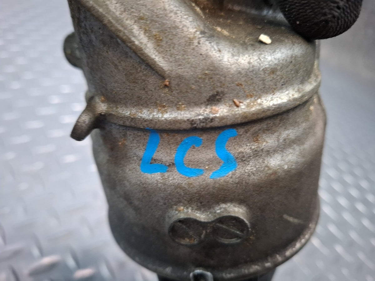 08-16 Lexus UVF46L LS600hL 5.0L 2URFSE AWD Engine Motor Oil Filter Housing OEM