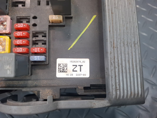 2008-2009 Hummer H2 Engine Bay Junction Fuse Relay Box 15282679