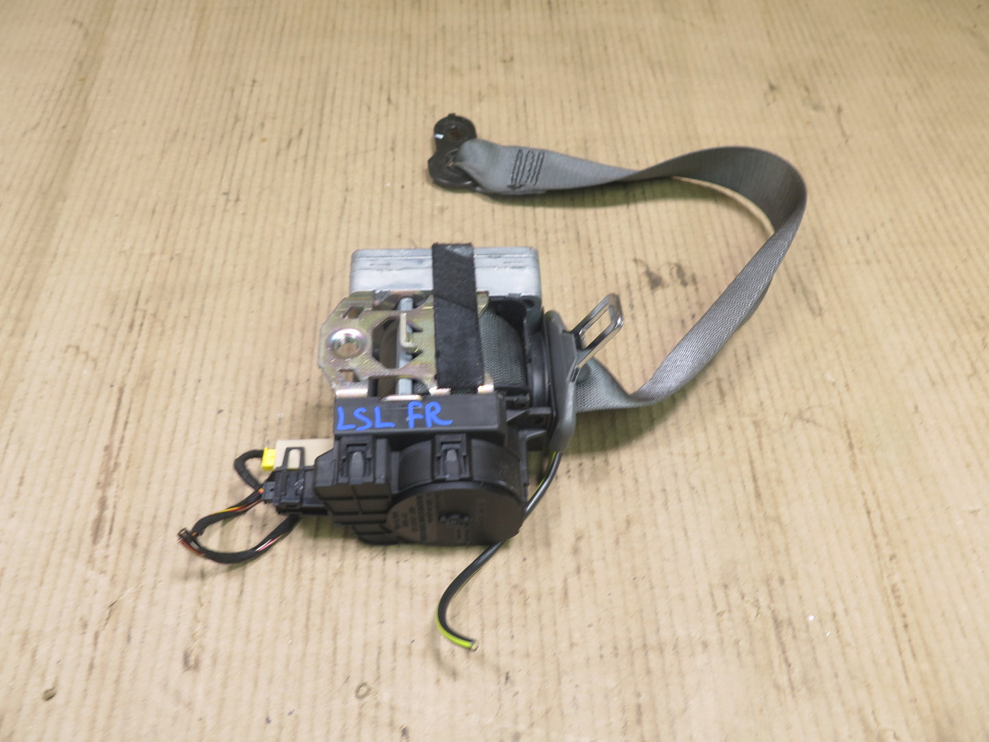 03-06 MERCEDES R230 SL-CLASS FRONT RIGHT SEATBELT RETRACTOR OEM