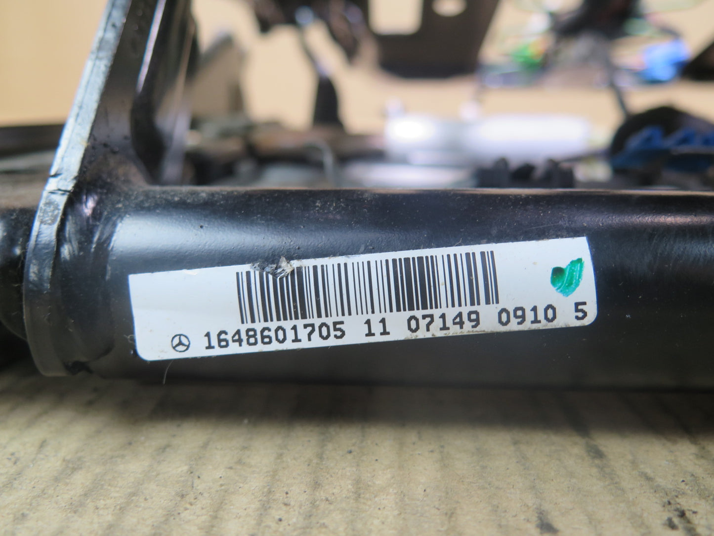 07-13 MERCEDES W221 S-CLASS FRONT LEFT SEAT LOWER FRAME TRACK RAIL MOTOR OEM