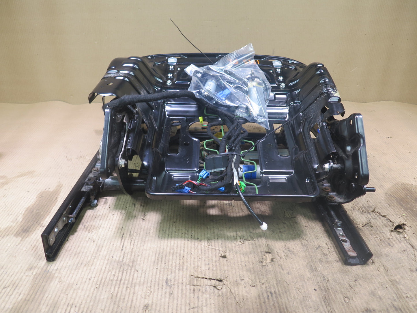 07-13 MERCEDES W221 S-CLASS FRONT LEFT SEAT LOWER FRAME TRACK RAIL MOTOR OEM