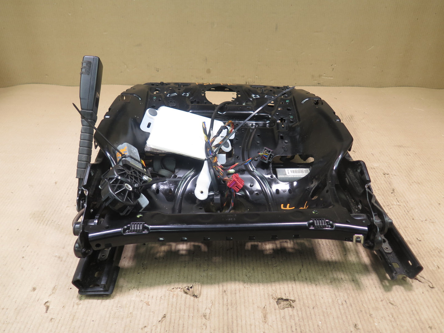 10-14 AUDI 8T A5 CONVERTIBLE FRONT RIGHT SEAT LOWER FRAME TRACK w/ MOTORS OEM
