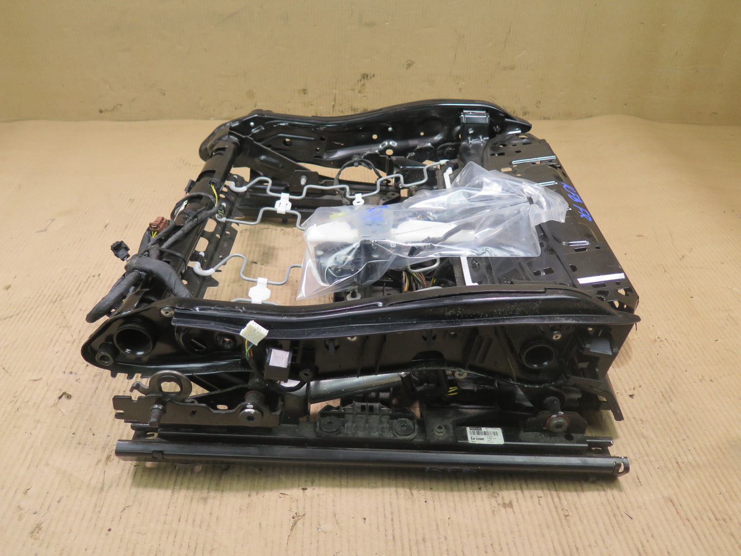 10-13 BMW F07 GT 5-SERIES FRONT RIGHT SEAT LOWER FRAME TRACK RAIL MOTOR OEM